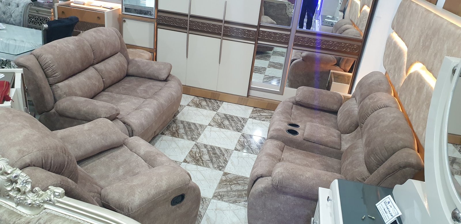 شركة بيت العائلة للأثاث الراقي